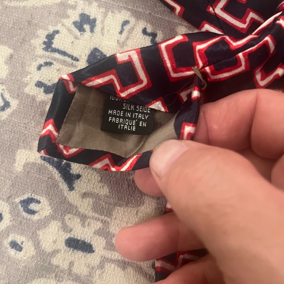 Authentic Armani Tie 3.5 inches across. Made in Italy in forever Armani style. - Picture 5 of 5